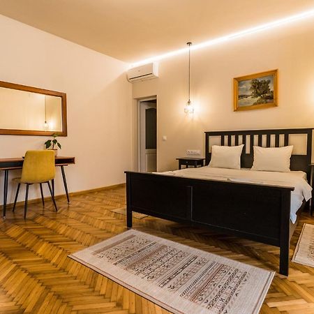 Boutique Rooms With Parking Орадеа Екстериор снимка