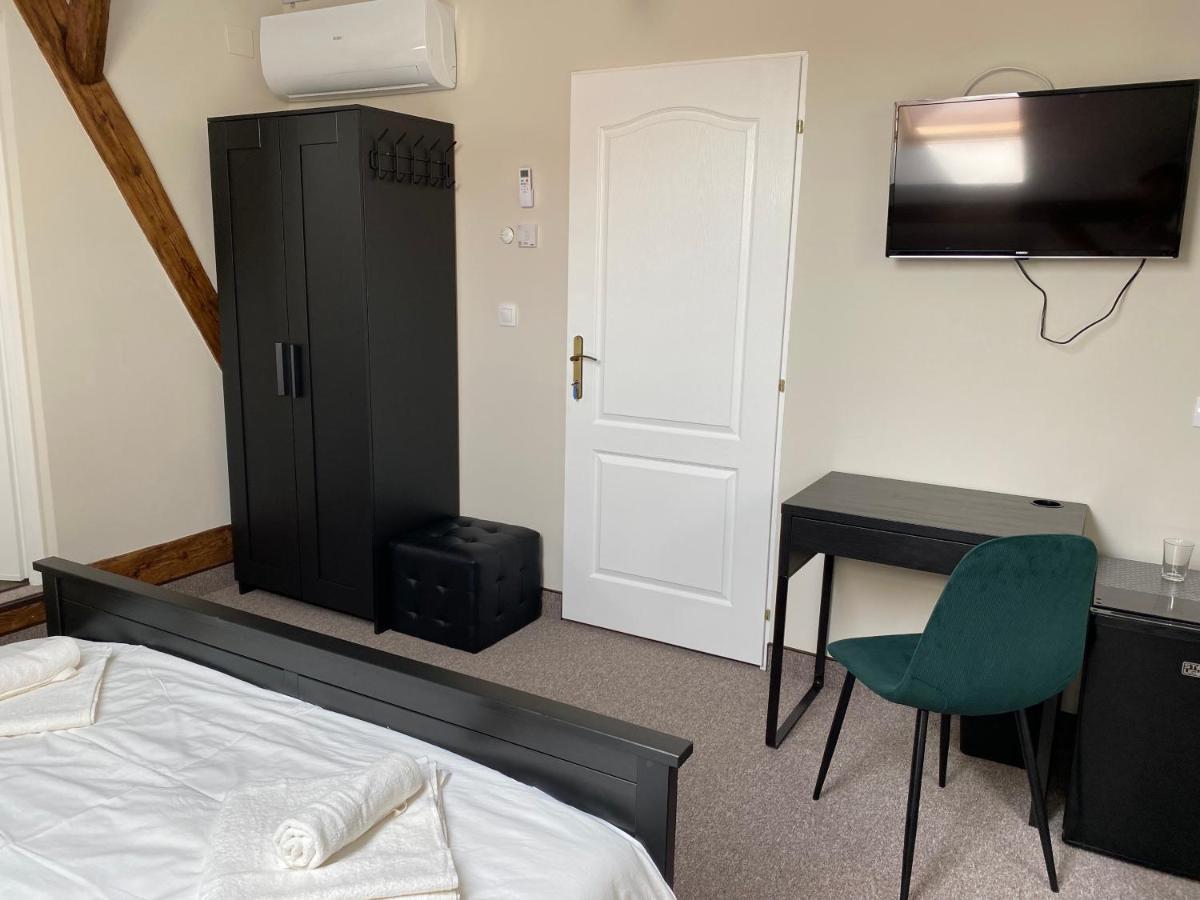 Boutique Rooms With Parking Орадеа Екстериор снимка