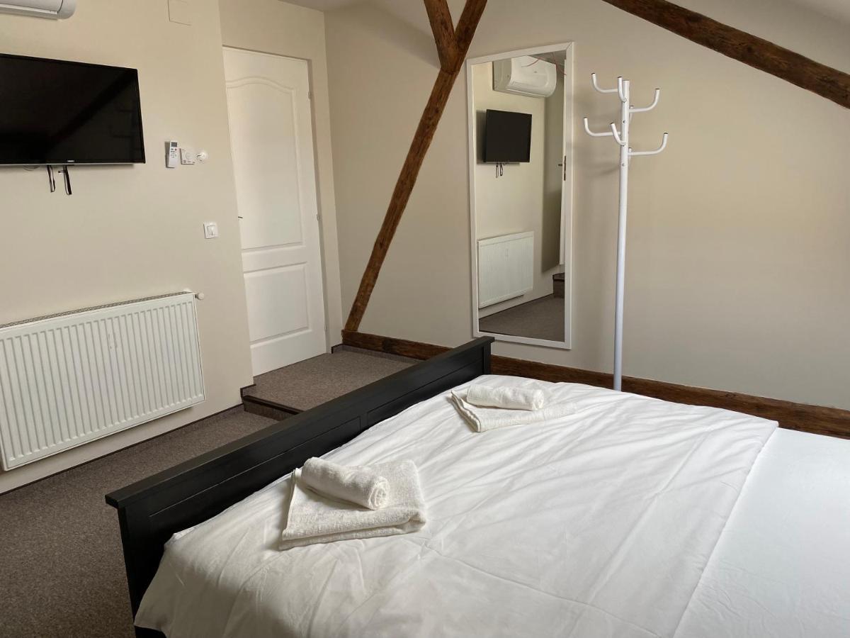 Boutique Rooms With Parking Орадеа Екстериор снимка