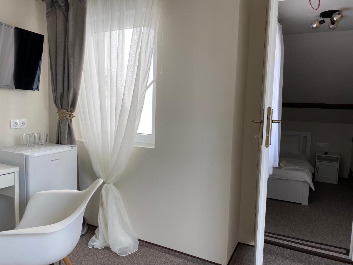 Boutique Rooms With Parking Орадеа Екстериор снимка