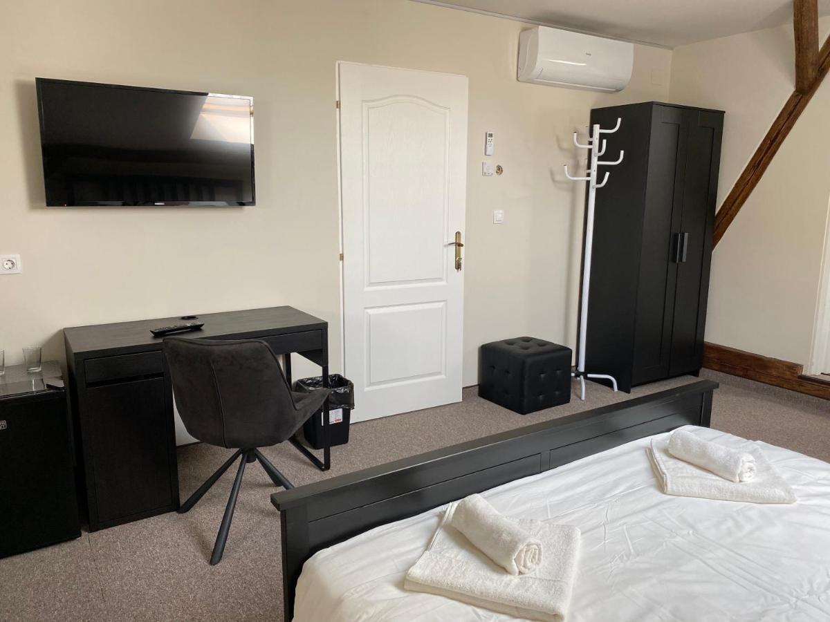 Boutique Rooms With Parking Орадеа Екстериор снимка