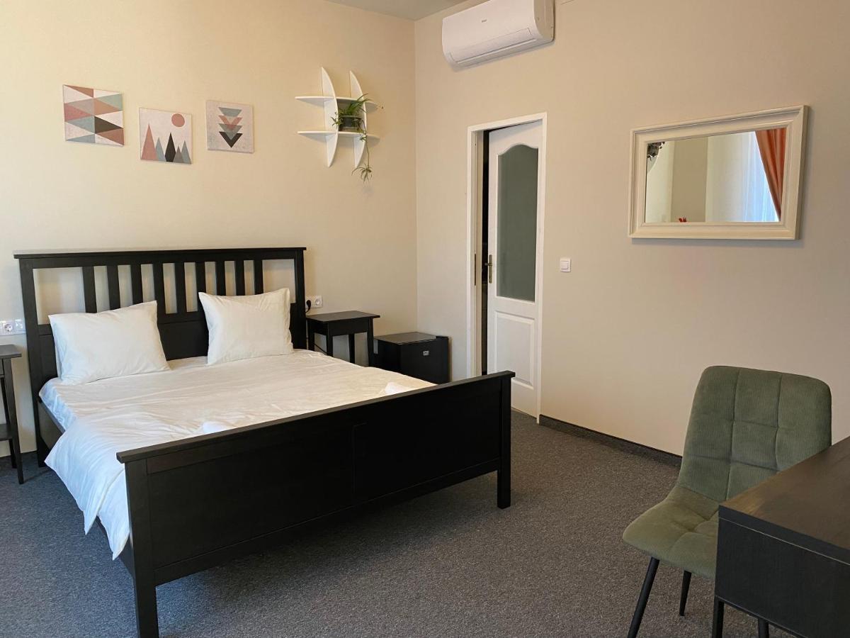 Boutique Rooms With Parking Орадеа Екстериор снимка